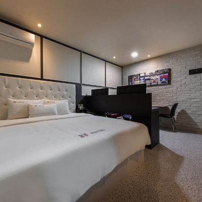 Premium Double Room, 1 King Bed (PC) 투유모텔 쿠폰