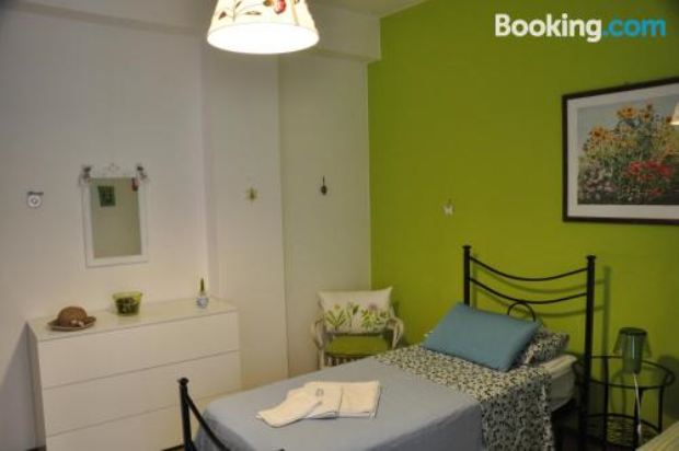 带阳台的两卧室公寓