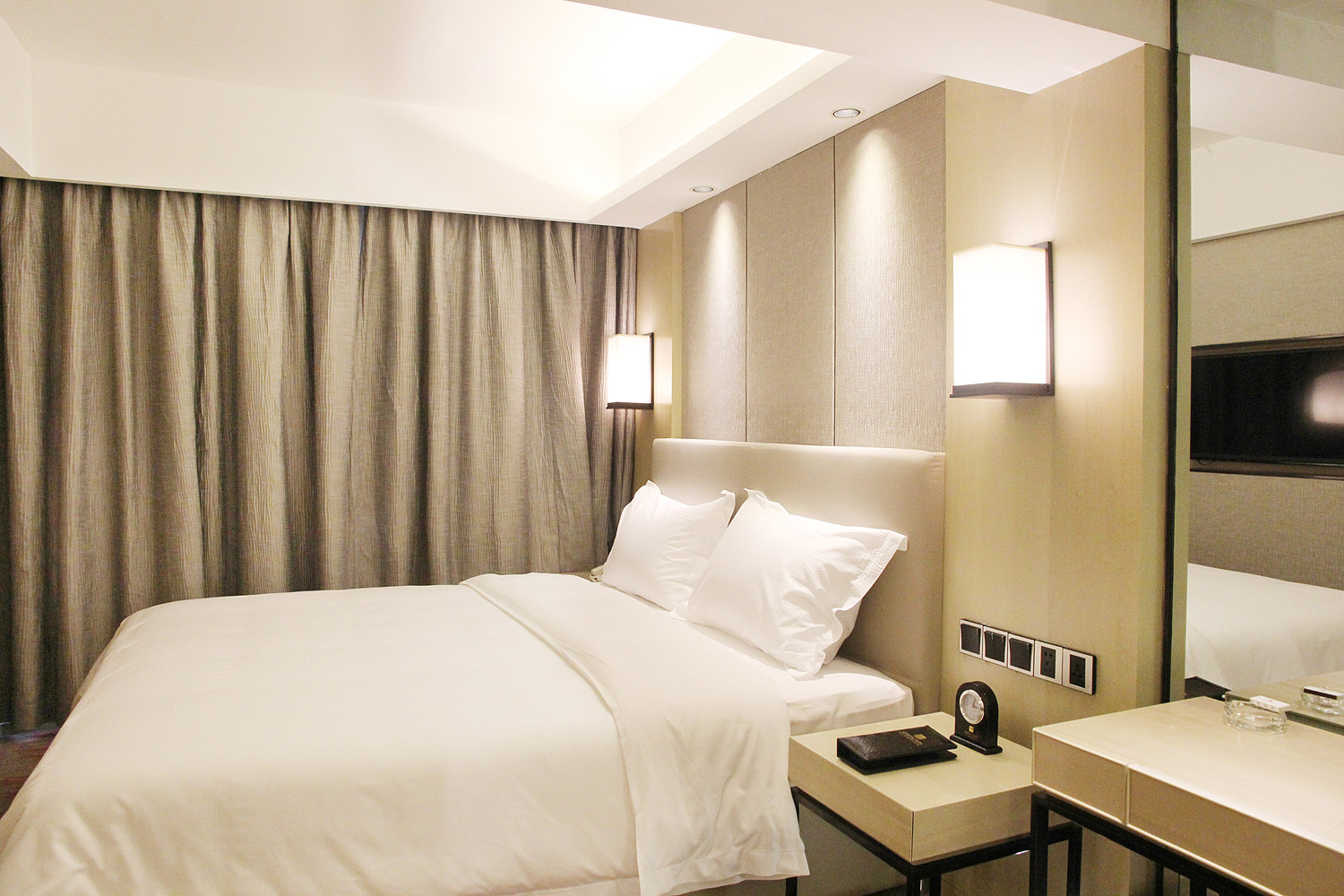 Superior Suite (Parlor + Tub)