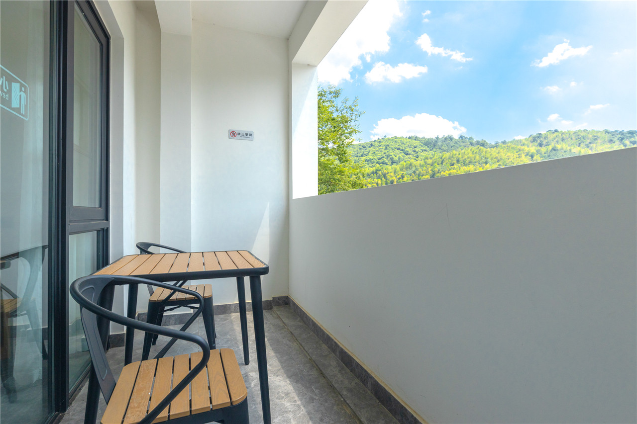 山景阳台大床房