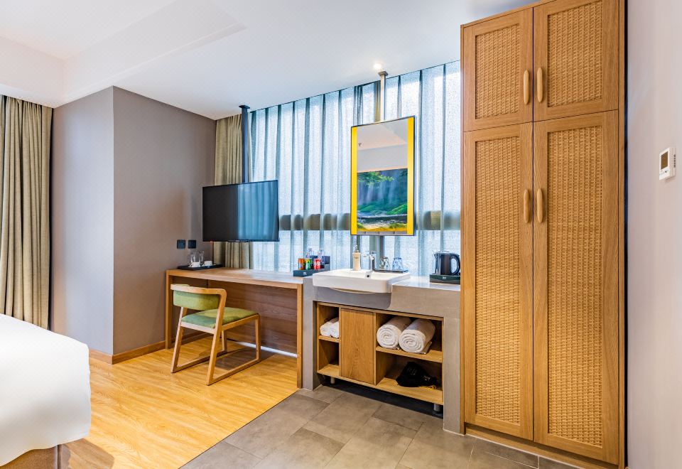 雅致舒适大床房【轻奢办公区+落地窗视野好】