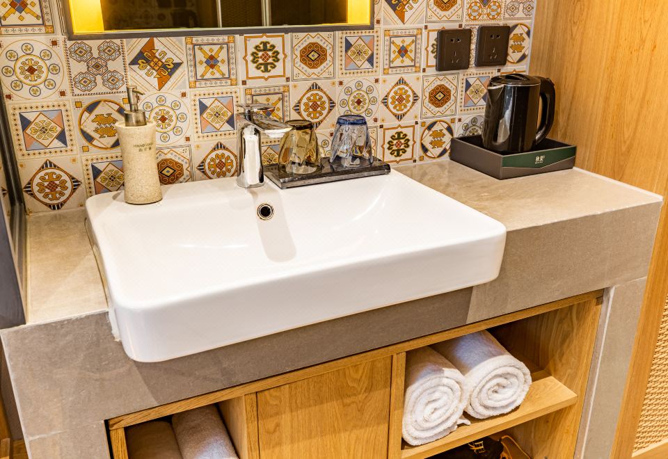 雅致舒适大床房【轻奢办公区+落地窗视野好】