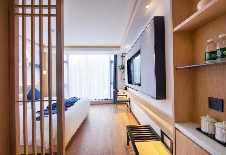 雅致大床房 |智能轻奢+全景落地窗