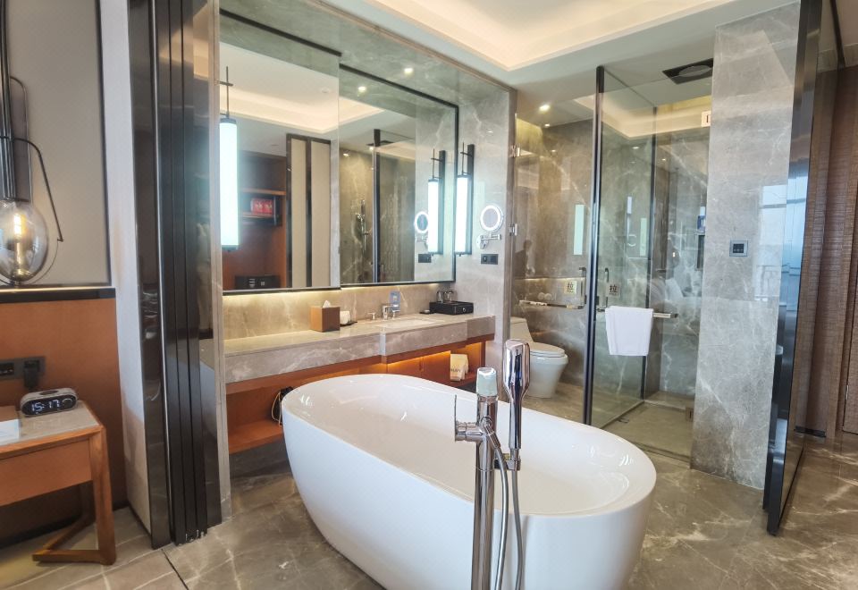 雅致湖景大床房