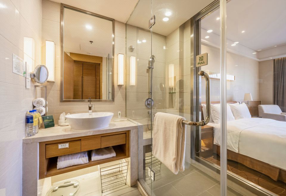 假日高級大床房