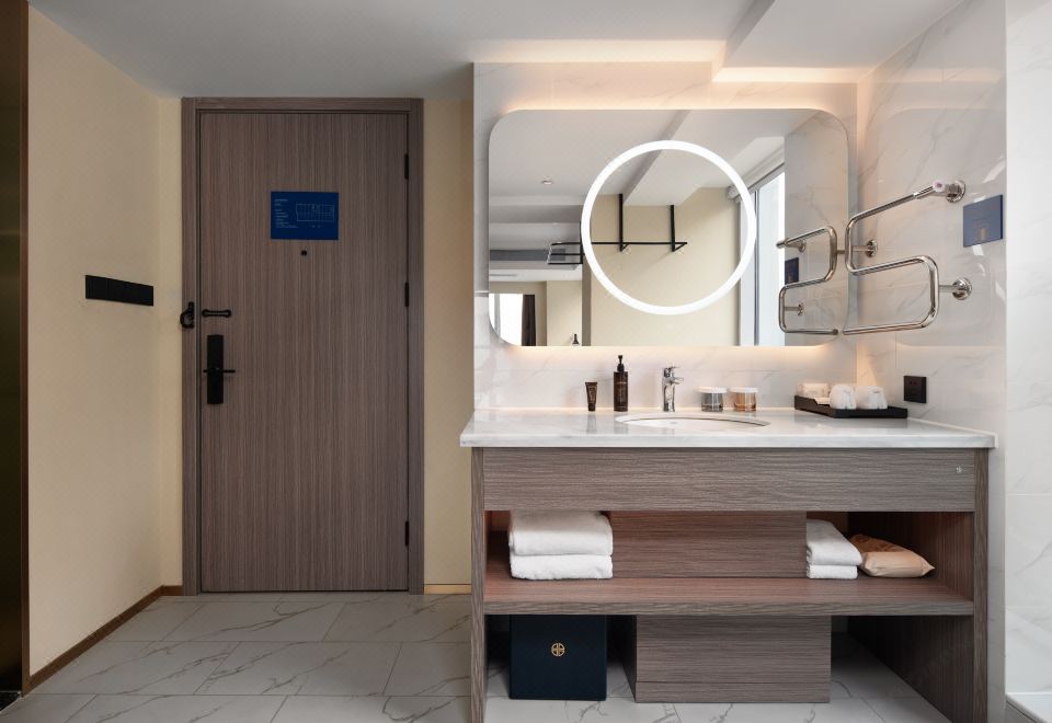 观景行政大床房（65寸可投屏+小冰箱＋加热毛巾杆）