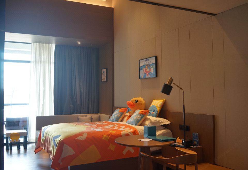 Courtyard by Marriott PinghuDuplex Family Room With Lake View