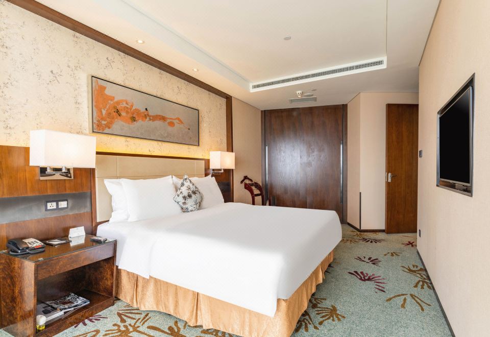Deluxe Lake View Suite (One Bedroom And Spacious Living Room)