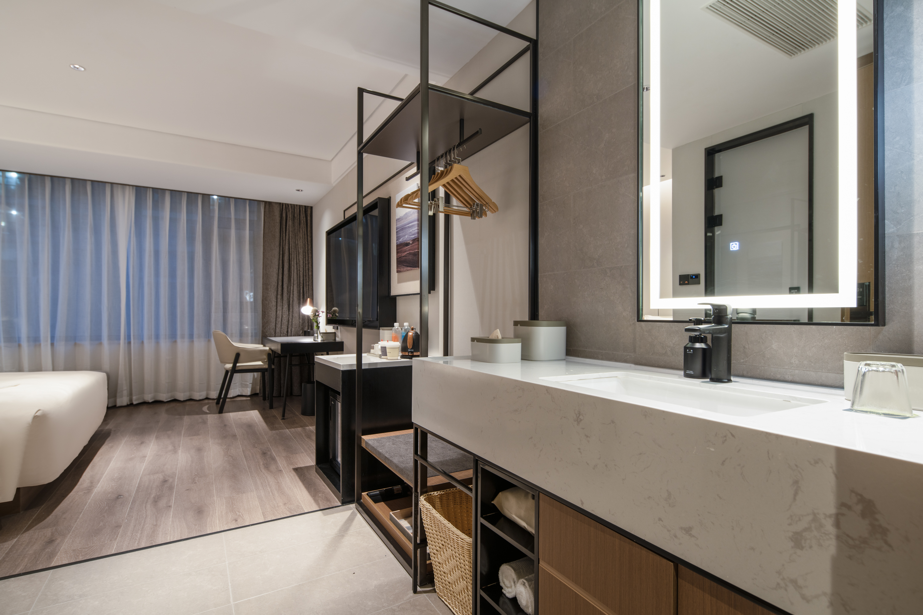 高级大床房（小冰箱+手机投屏+智能马桶）