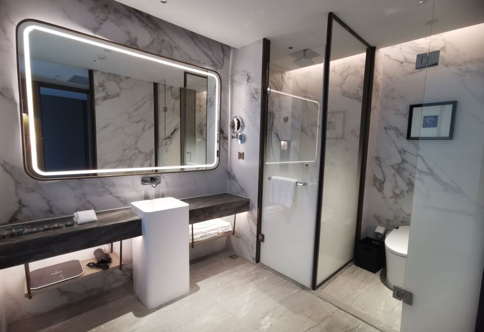 高級湖景大床房