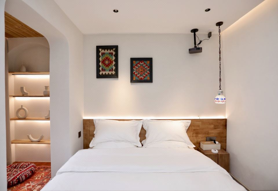 精緻大床房（空間小+極米投影+智能馬桶+中央空調）