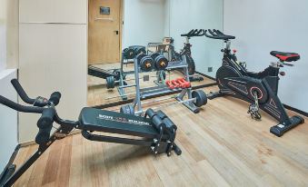 There is a gym in the middle room with several treadmills and exercise bikes at Yiman Hotel (Suzhou Pingjiang Road Scenic Area)