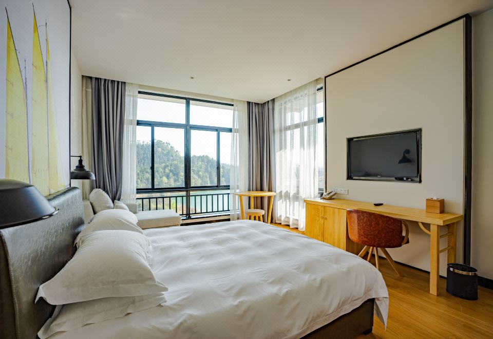 心泊湖景大床房