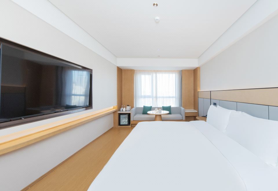 商务大床房（65寸4K电视投屏+智能客控）