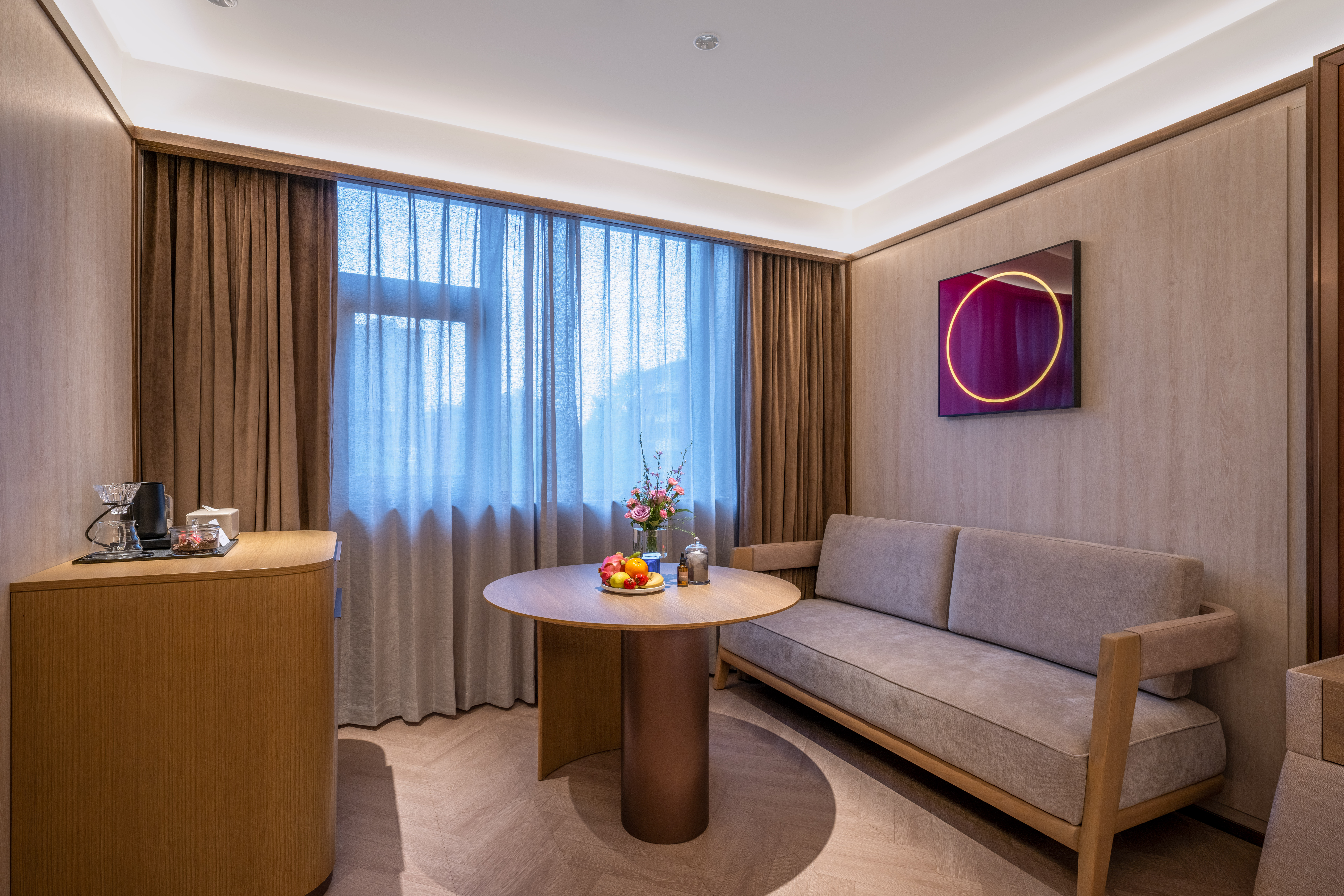 豪华大床房（智能客控+小冰箱+65寸投屏电视+零压床垫）