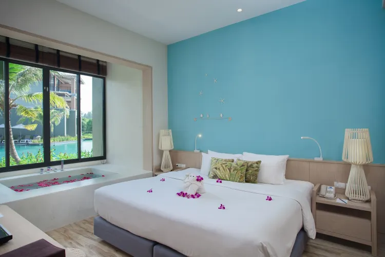 Deluxe Suite with Pool Access and Jacuzzi Non smoking