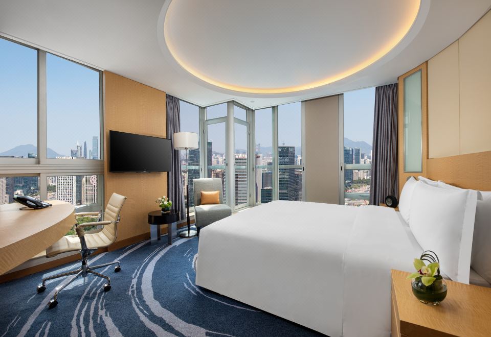 Crowne Plaza Shenzhen Futian1 King 1 Bedroom Suite Lounge Access