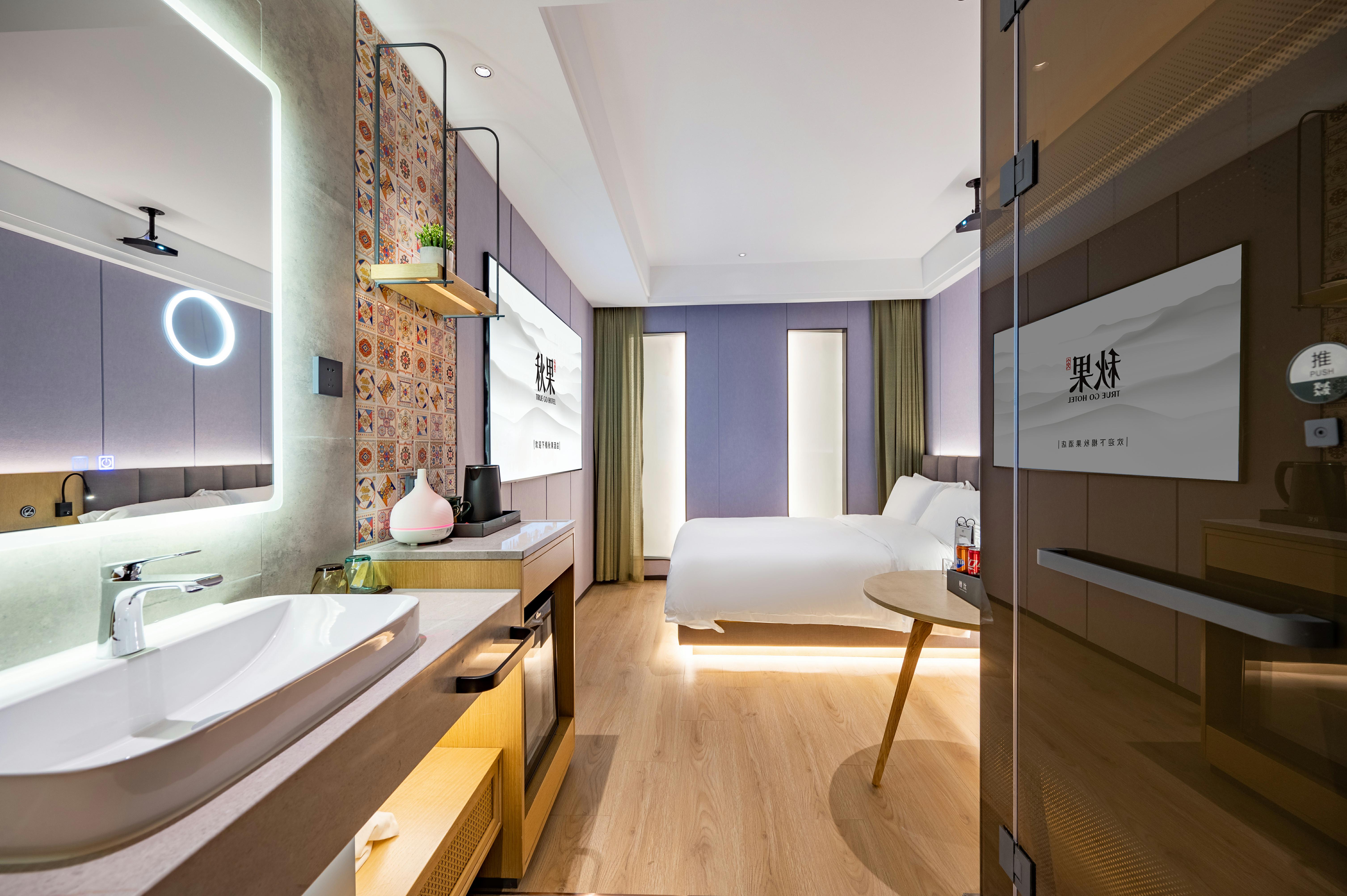 巨幕影音大床房（智能客控+深睡记忆枕+迷你冰箱）