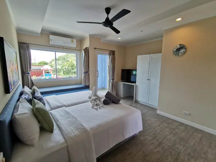 Deluxe Twin Room with Pool View (Balcony)