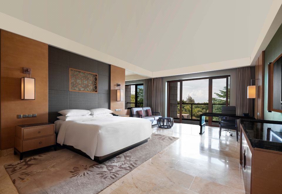 豪華花園大床房丨蒼翠錯落·亭廊掩映