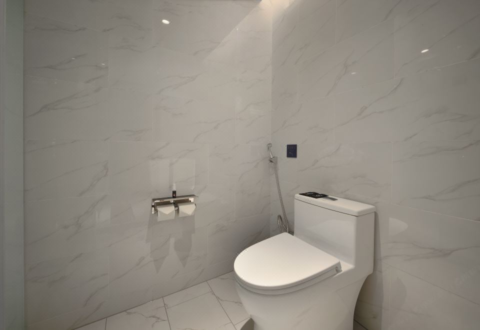 高級大床房（65寸可投屏+小冰箱＋加熱毛巾桿）