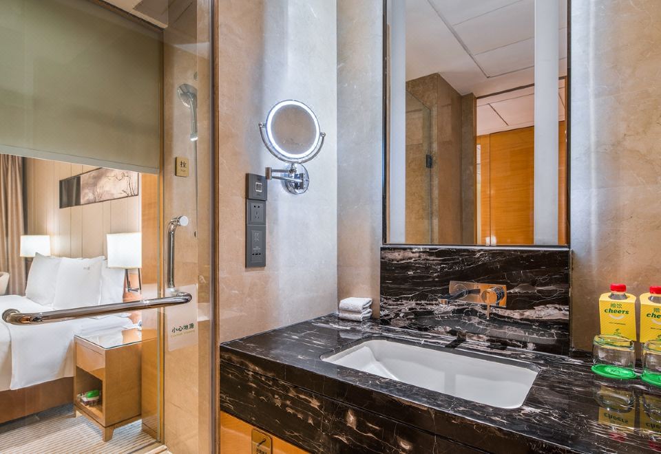 假日高级大床房