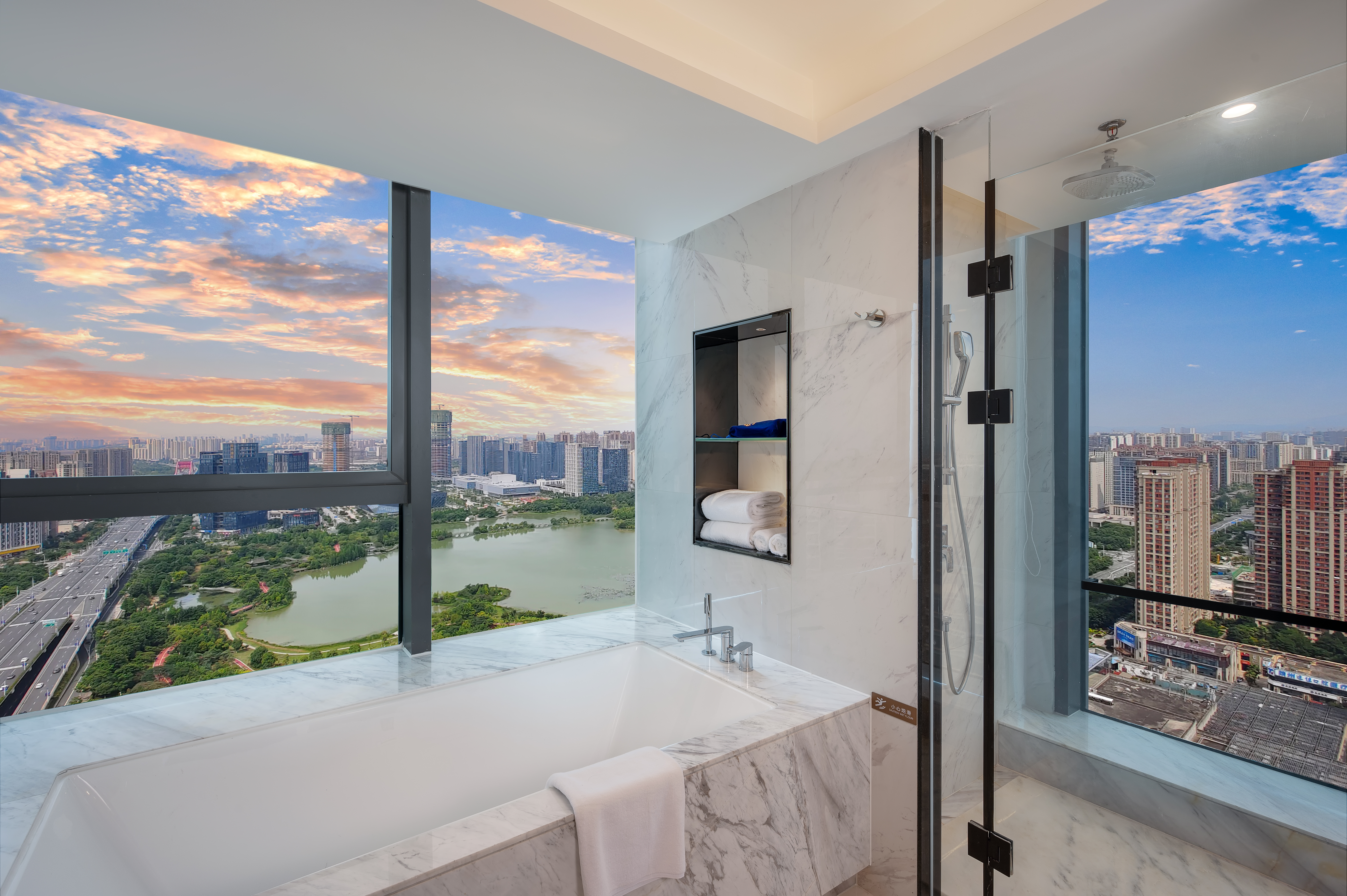 云端.270度湖景影音大床房（独立浴缸+乾湿分离）