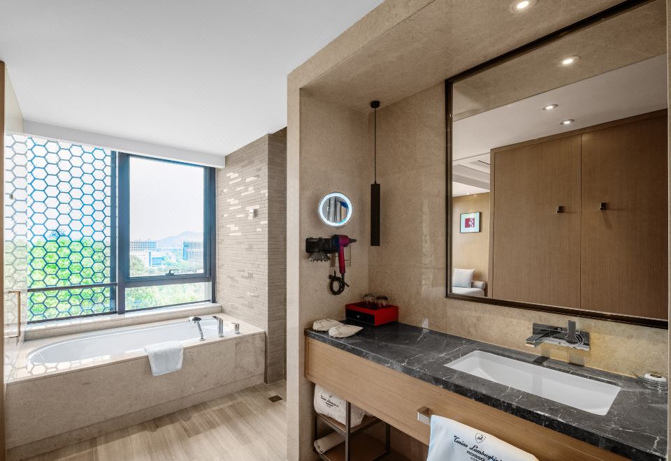 Suzhou Tonino Lamborghini Rosso HotelDeluxe Queen Room