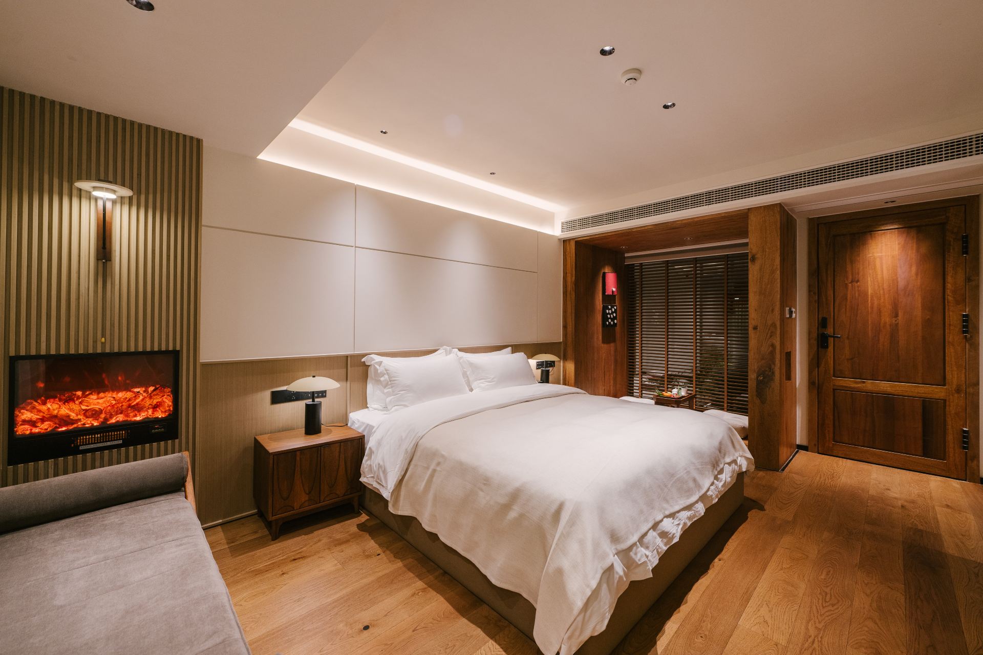 Hulan River Poolside Garden Mountain-View Private Hot Spring Double Bed Room