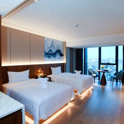 悦享雙床房（全景落地窗+俯瞰瓊台夜景+智能投屏） 荷泰酒店（海口紅城湖店）優惠