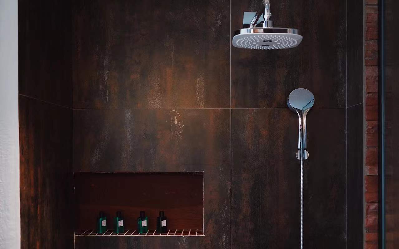 佤族|奢享浴缸阳台豪华大床房