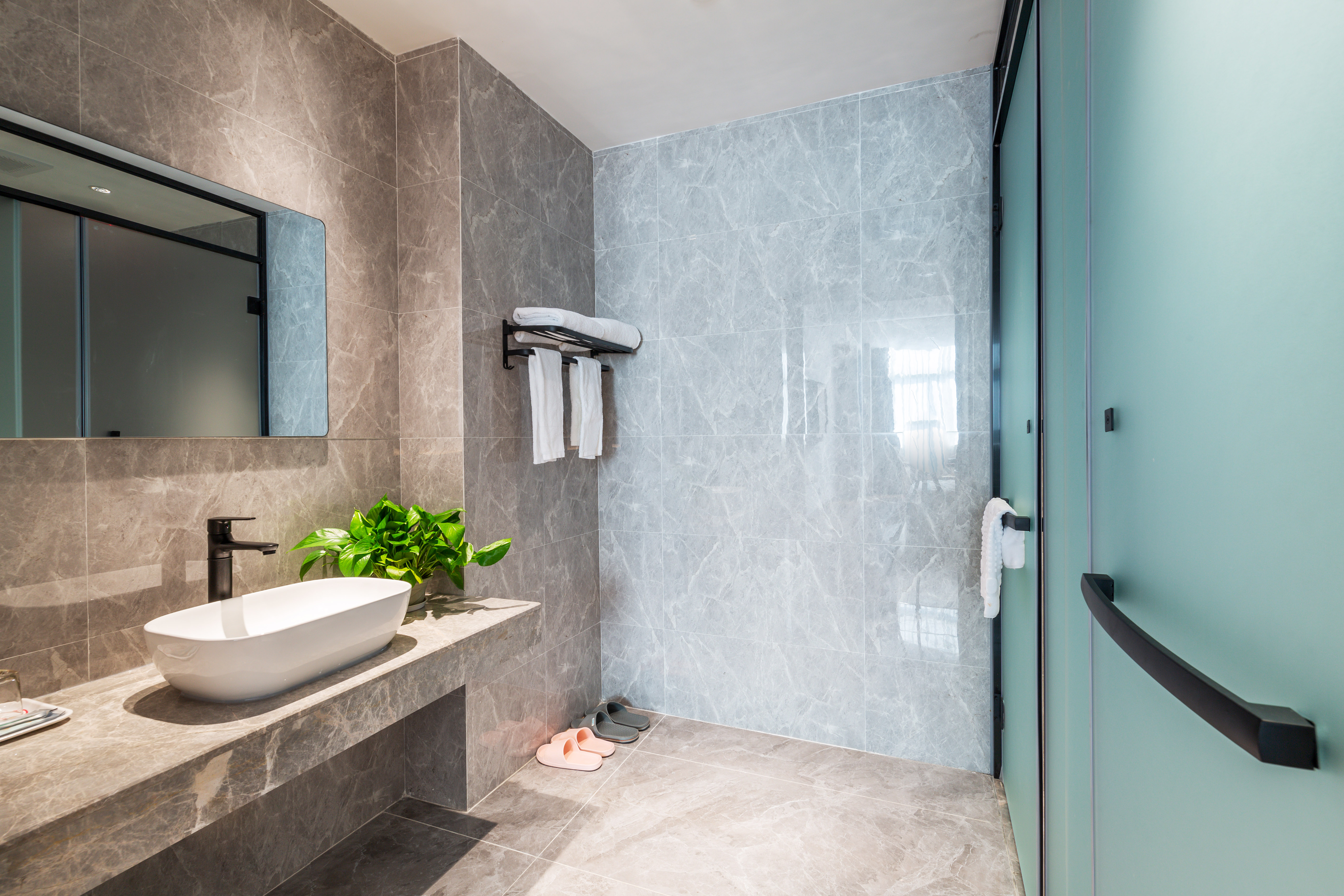 輕奢雅居大床房「中式茶桌+智能客控」