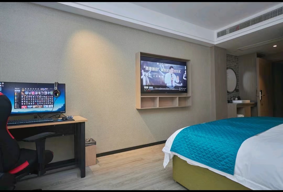 Queen Room With E-sports