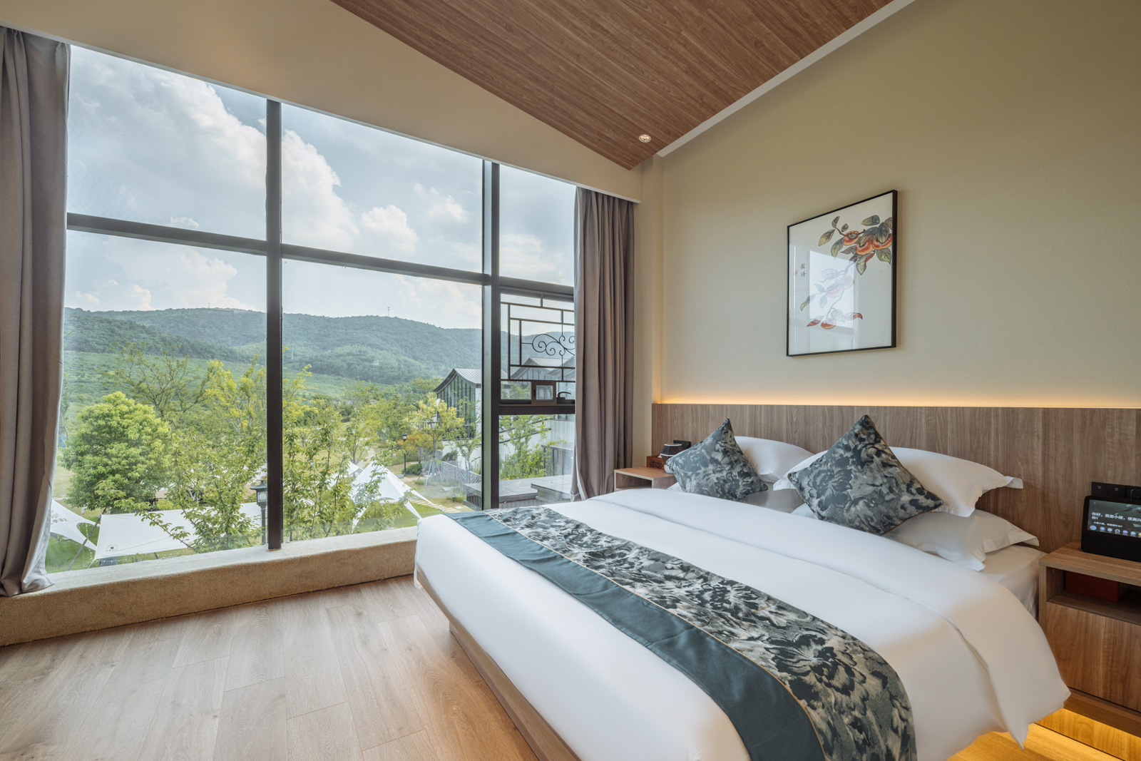 观山大床房（远观山景+草坪景+中央空调+智能客控+沙发）