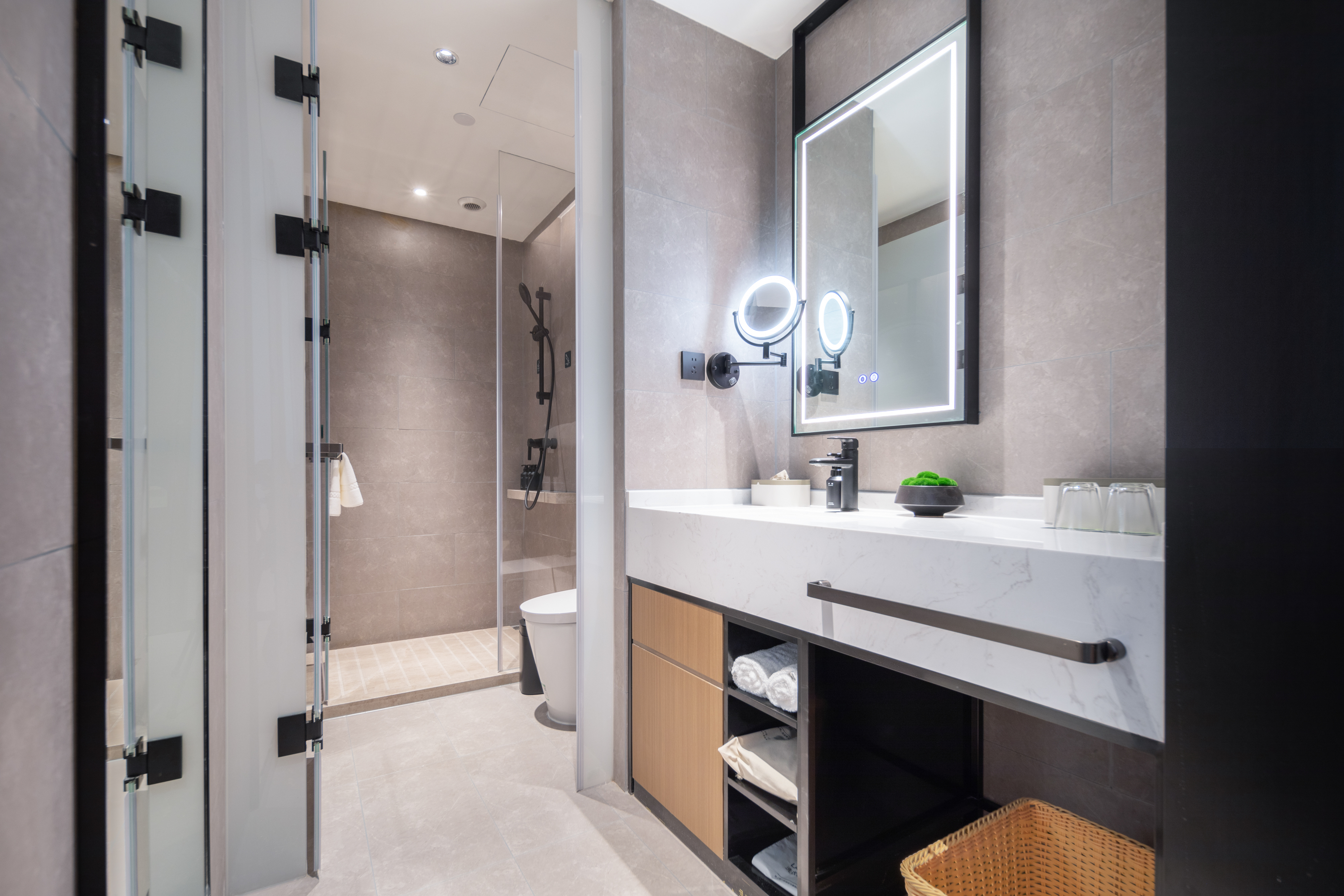 高级大床房（55寸投屏电视+迷你冰箱）