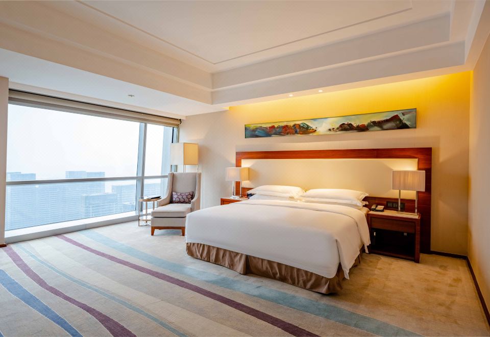 Crowne Plaza Wuxi TaihuKing 1 Bdrm STE Living Lihu Lake View