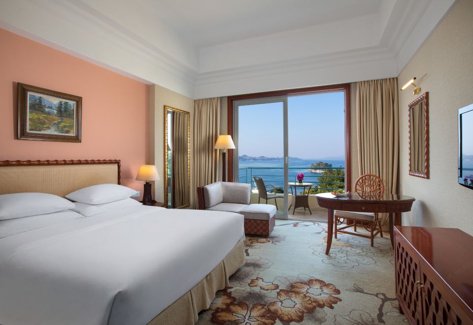 豪华湖景大床房