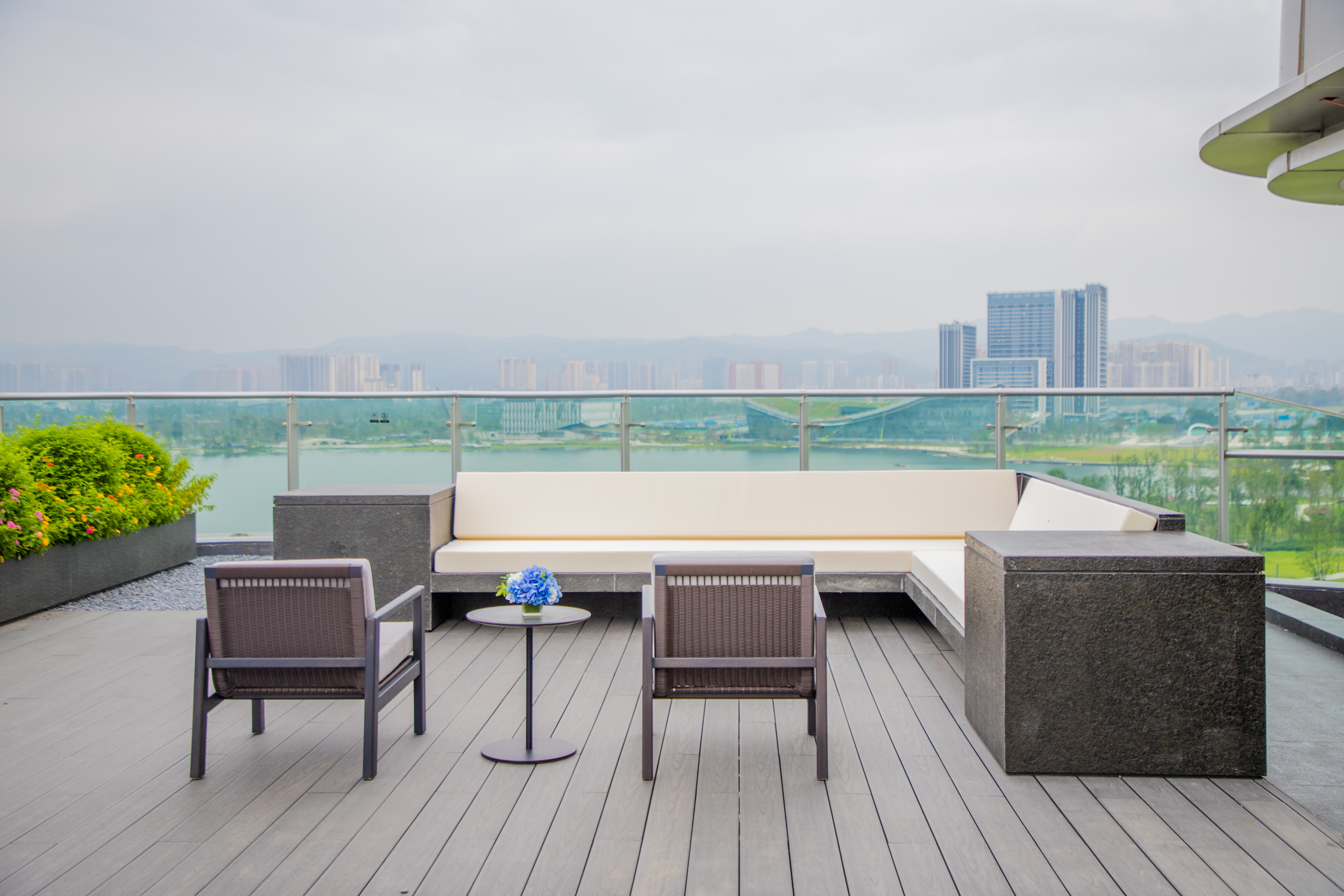 豪华湖景大床套房