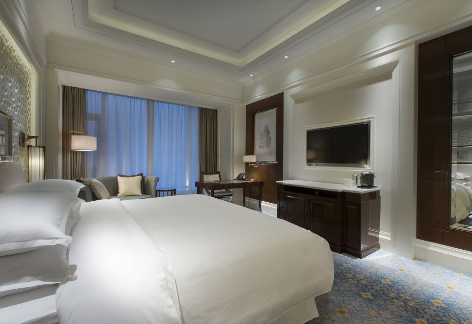 高级豪华大床房「云端俯看繁华+尽享静谧休憩」