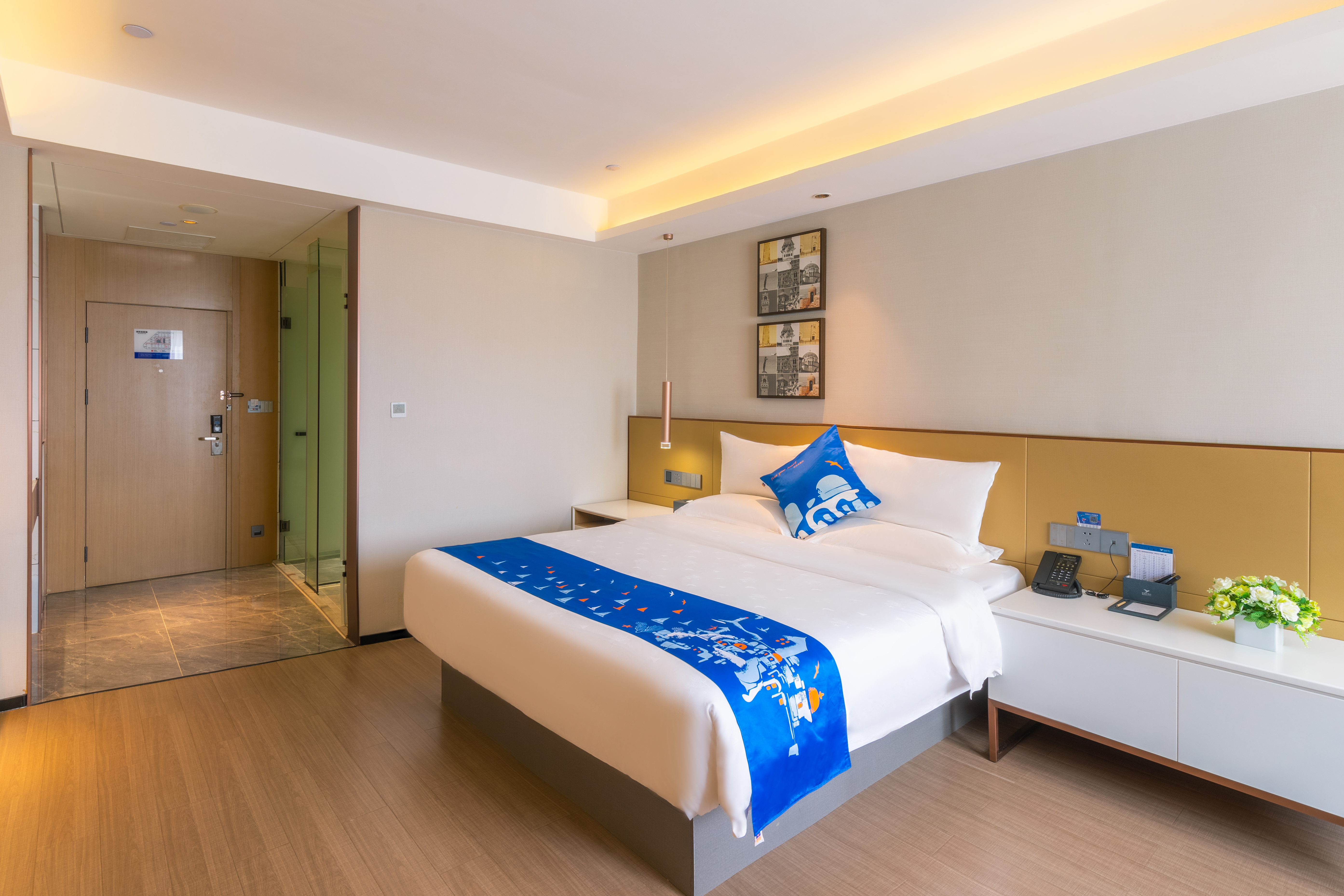 高级大床房（电视投屏+办公桌椅+婚房布置）