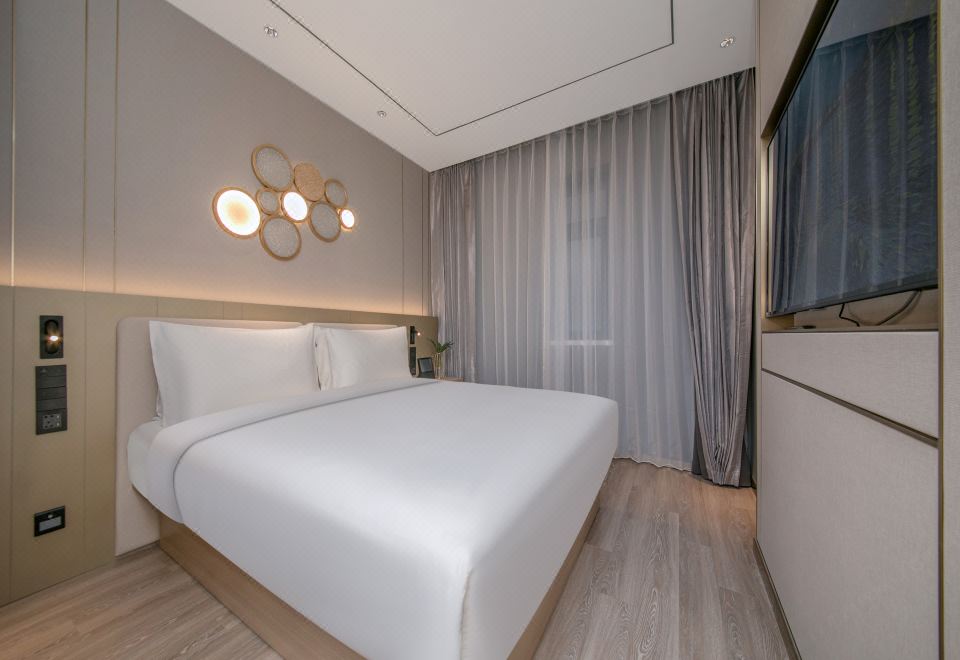 大床房（小冰箱+智能客控+手机投屏）