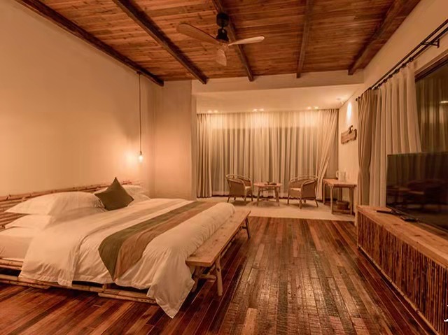 尘梦·原木舒适大床房（山景私墅+私人浴缸+智能马桶+休闲茶椅+落地窗观景）