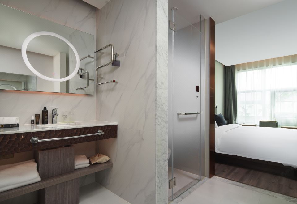 精致大床房（加热毛巾杆+小冰箱+智能镜）