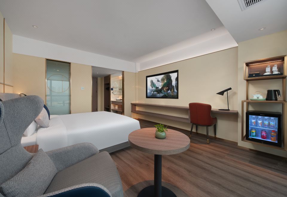 高級大床房（65寸可投屏+小冰箱＋加熱毛巾桿）