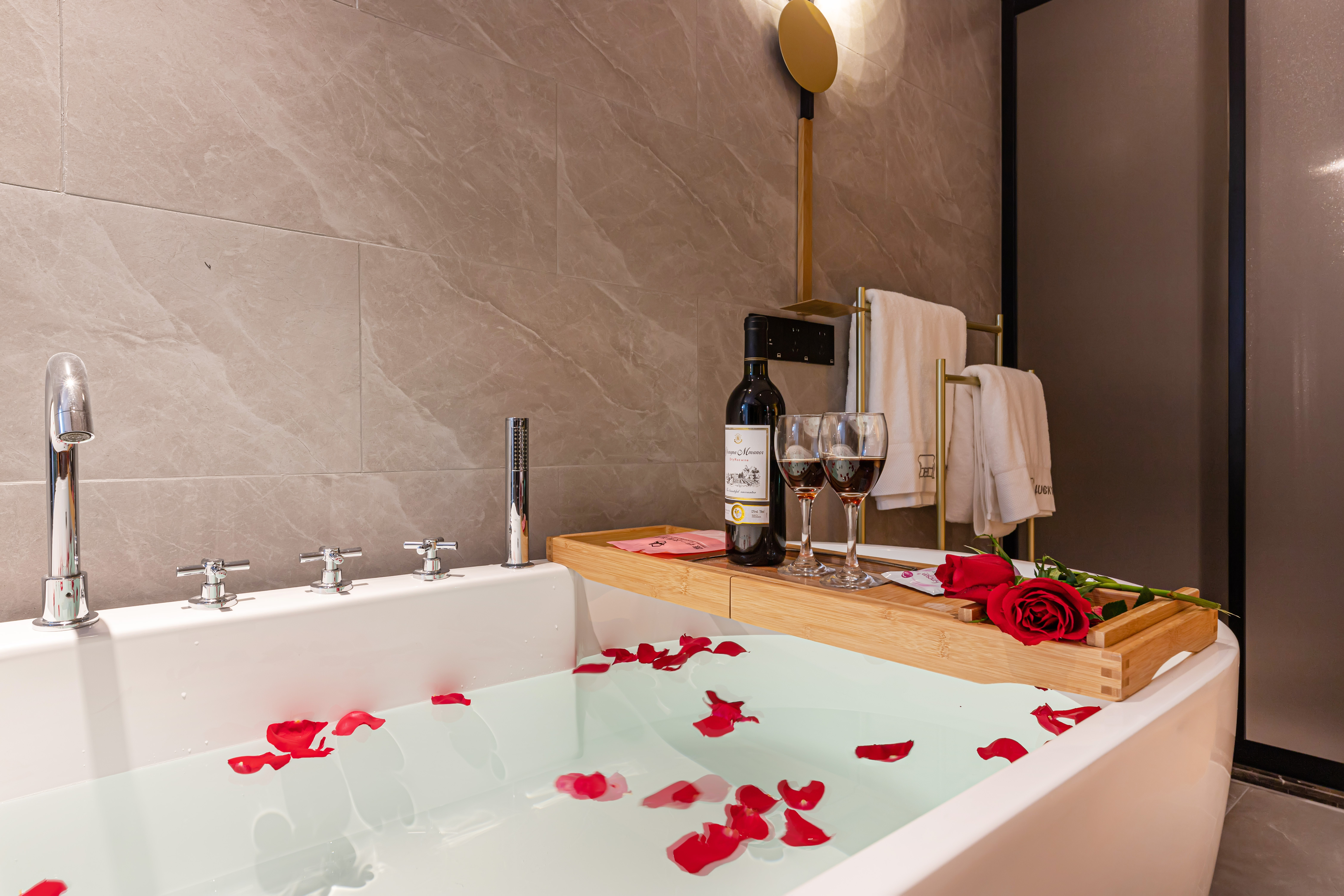 行政大床房（极米巨幕投影+浪漫泡泡浴+轻奢乳胶床垫）