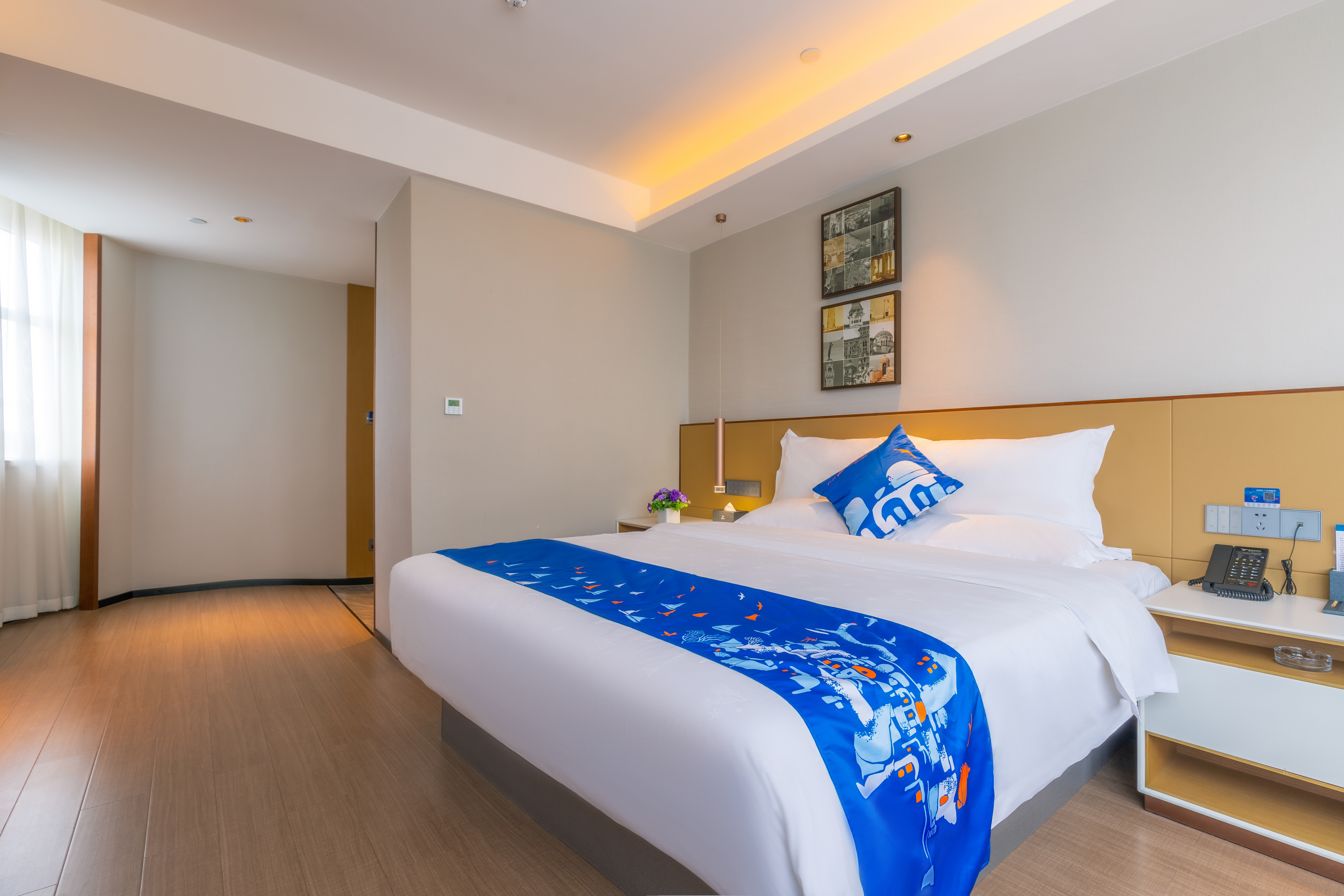 雅致大床房（电视投屏+办公桌椅+婚房布置）