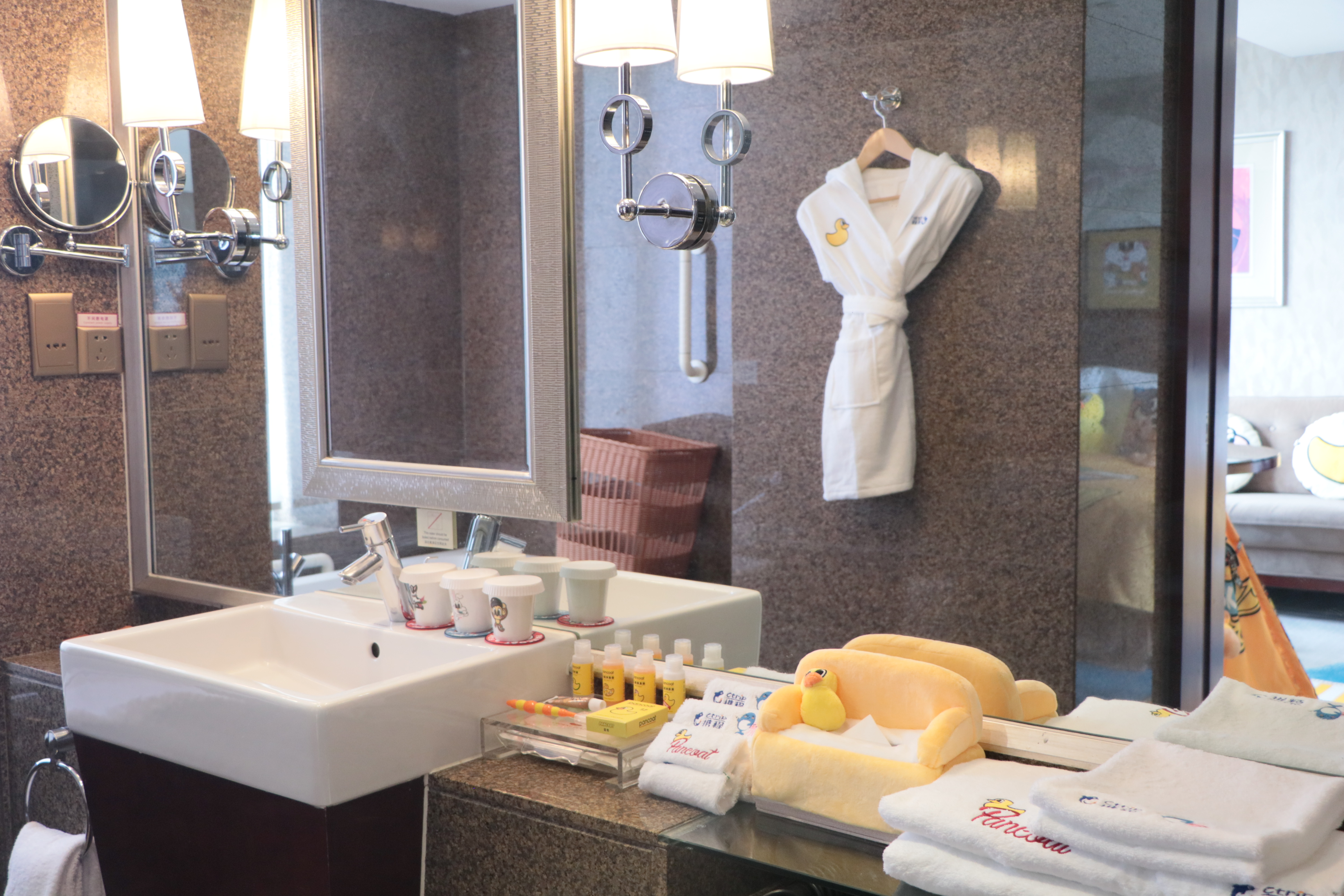 盼酷小黄鸭亲子主题高级间