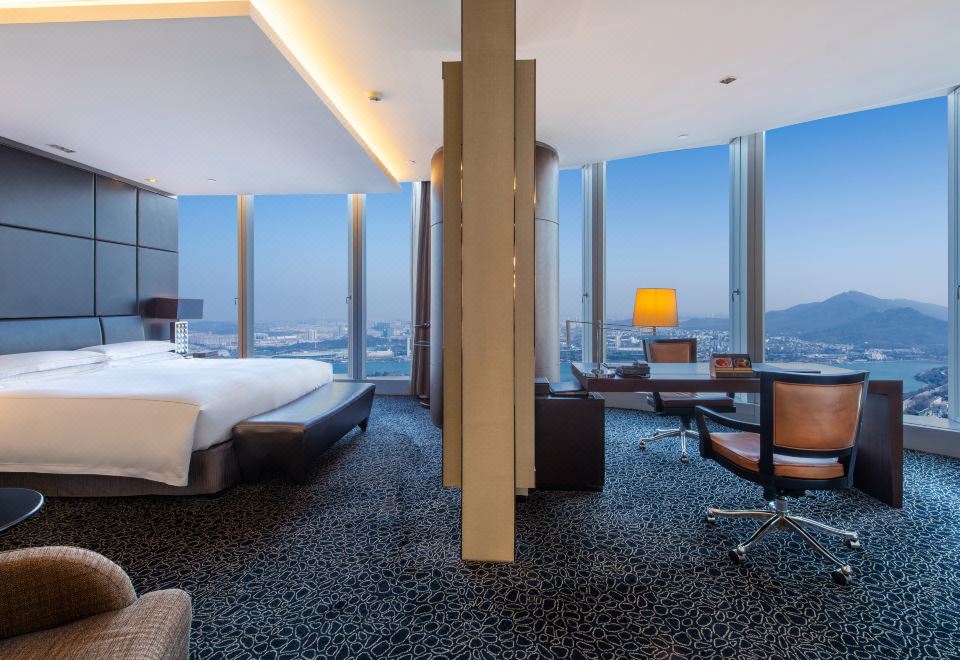 InterContinental NanjingExecutive Deluxe Lake-view Suite