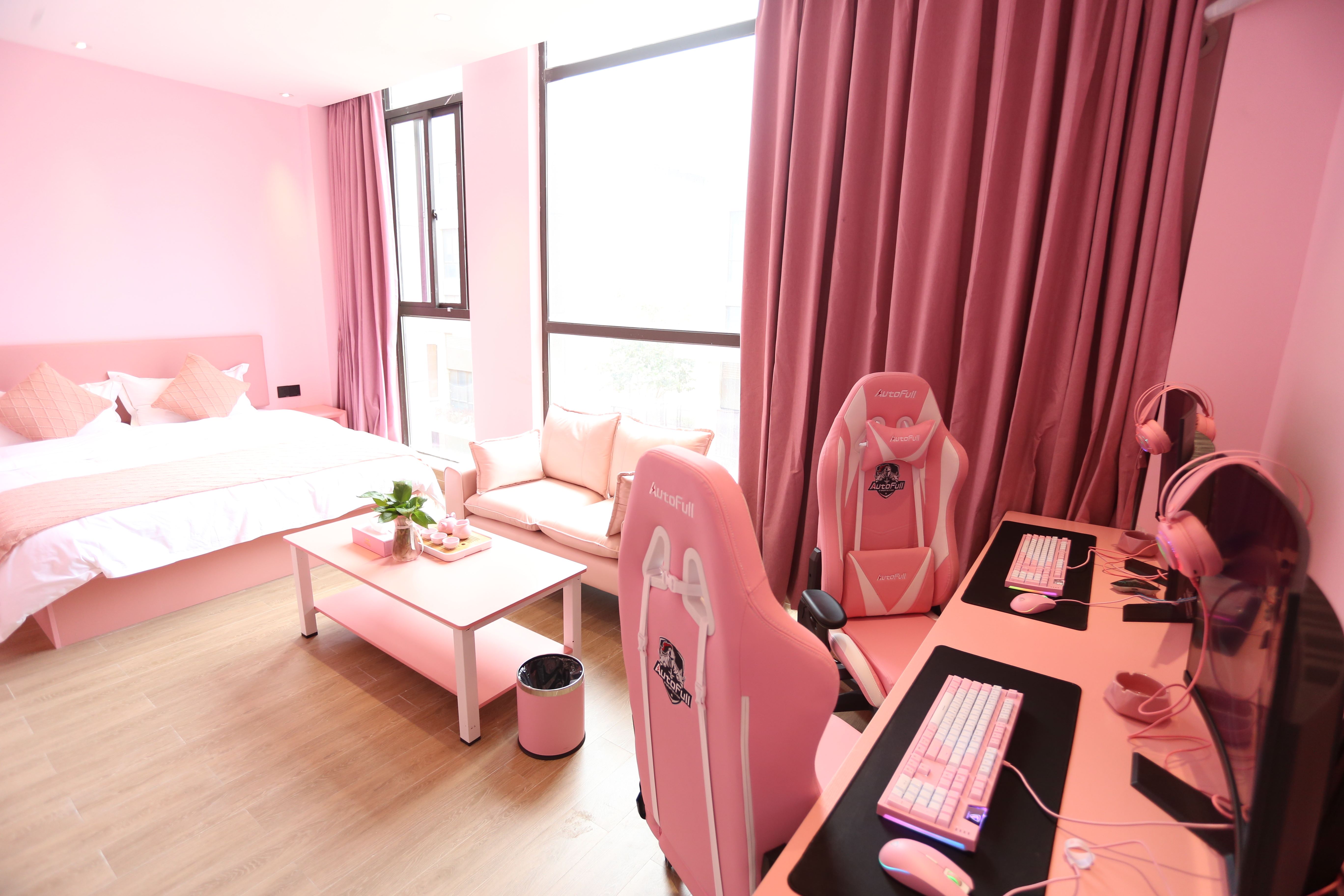 电竞大床房-[2台电脑+RTX3060显卡+i5-10700F处理器+16G内存+2K曲面屏+机械键鼠]+沙发茶几