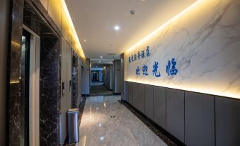 Qianhao Light Luxury Hotel (Zhuji Baolong Square High-speed Railway Station)